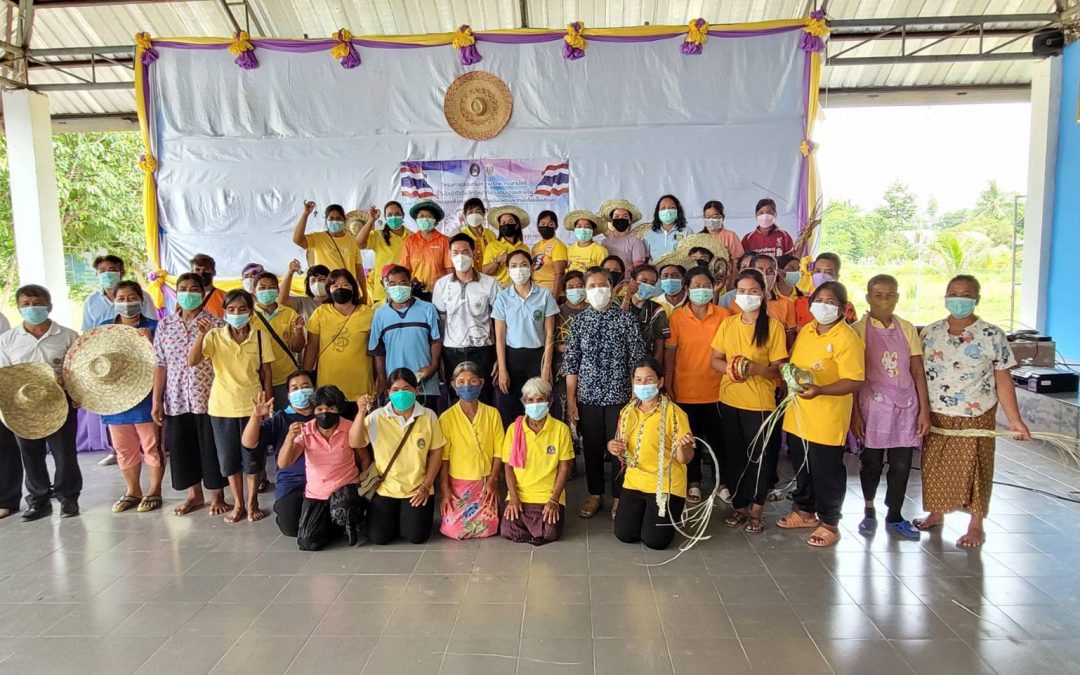 ศูนย์สาธิตการพัฒนาและรณรงค์การใช้หญ้าแฝกด้านป่าไม้ที่ 3 จังหวัดสุรินทร์  วิทยากรบรรยายในโครงการส่งเสริมความรักความสามัคคี พัฒนาคุณภาพชีวิตและยกระดับรายได้ให้กับคนในชุมชนฐานราก