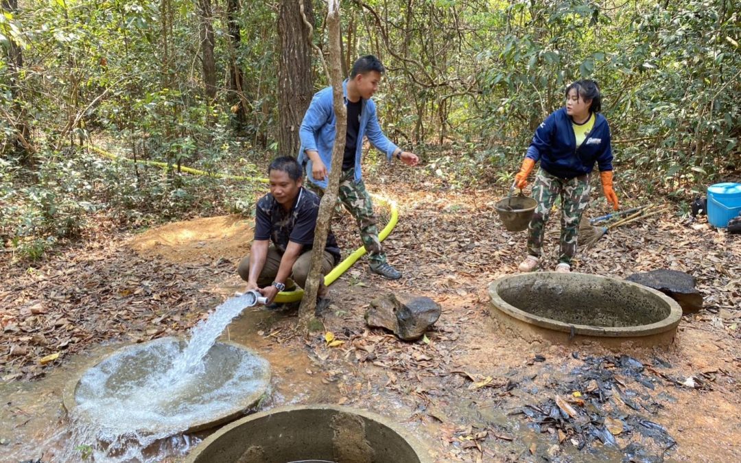 วันที่  2  เมษายน 2566 ขสป.พนมดงรัก ทำการปรับปรุง ทำความสะอาดบ่อน้ำและเติมน้ำให้สัตว์ป่า