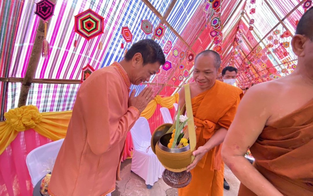 ขสป.พนมดงรัก ร่วมทำบุญตักบาตรของอำเภอขุนหาญพร้อมใจนุ่งผ้าไทยใส่บาตร