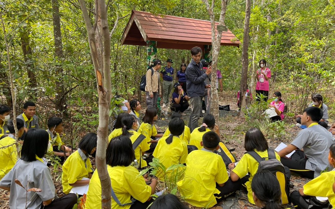 สบอ.9 (อุบลราชธานี) ร่วมเป็นวิทยากรและสาธิตวิธีการวางแปลงเก็บข้อมูลเพื่อประเมินการกักเก็บคาร์บอนให้แก่นักเรียนโรงเรียนกาบเชิงวิทยา อำเภอกาบเชิง จังหวัดสุรินทร์