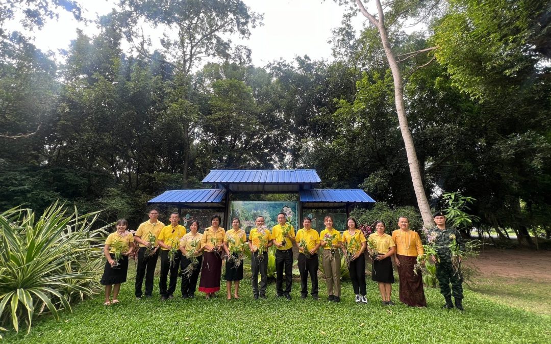 ผู้ตรวจราชการกรมอุทยานแห่งชาติฯ บำรุงรักษาและปรับปรุงภูมิทัศน์ต้นไม้ทรงปลูกโครงการส่งเสริมศิลปาชีพบ้านยางน้อย จังหวัดอุบลราชธานี