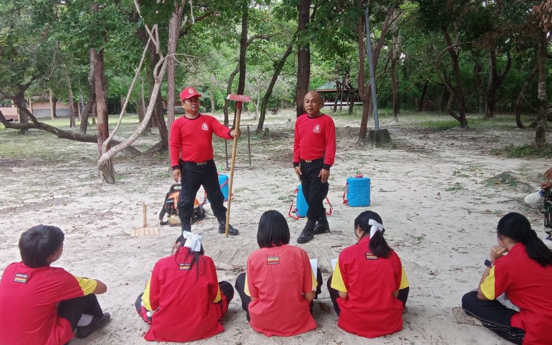 สถานีควบคุมไฟป่าผาแต้ม ร่วมเป็นวิทยากรกิจกรรมฝึกอบรมค่ายเยาวชนรักษ์ป่า รักษาสิ่งแวดล้อม รับมือการปลี่ยนแปลงสภาพภูมิอากาศ (Climate Change) บรรยายให้ความรู้แก่เยาวชน