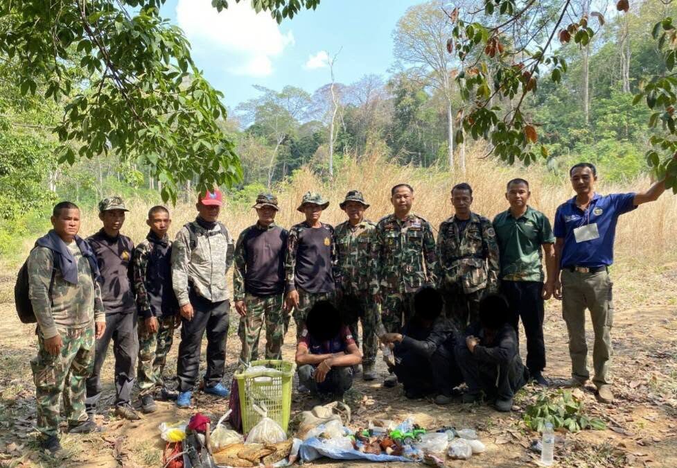 เขตรักษาพันธุ์สัตว์ป่าห้วยศาลา จับกุมผู้ลักลอบล่าสัตว์ป่า พร้อมตรวจยึดของกลางในพื้นที่ป่าสงวน จ.ศรีสะเกษ